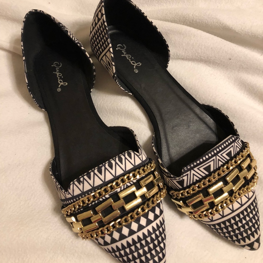 Black and White Flats